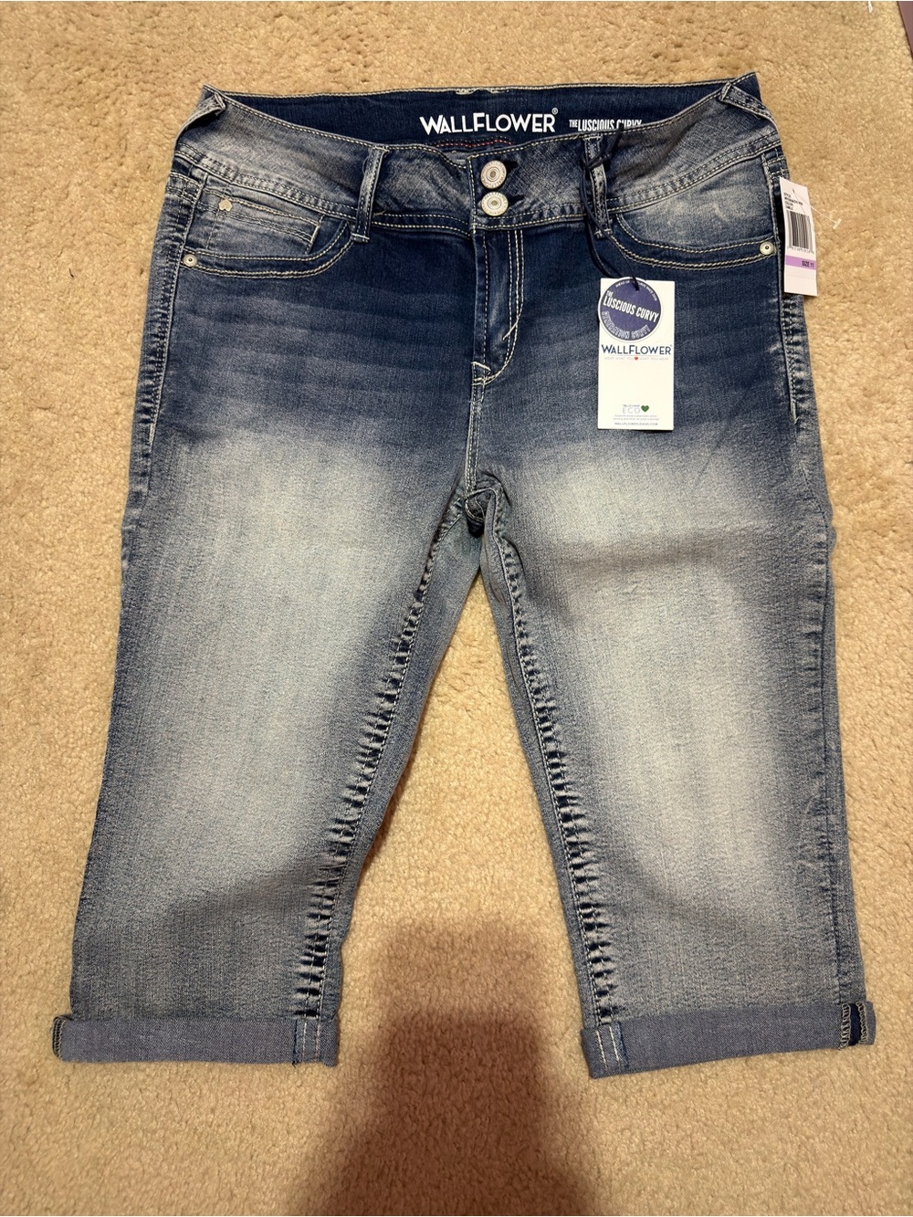 WallFlower Luscious Curvy Capri Jeans – Size 11 – New With Tags